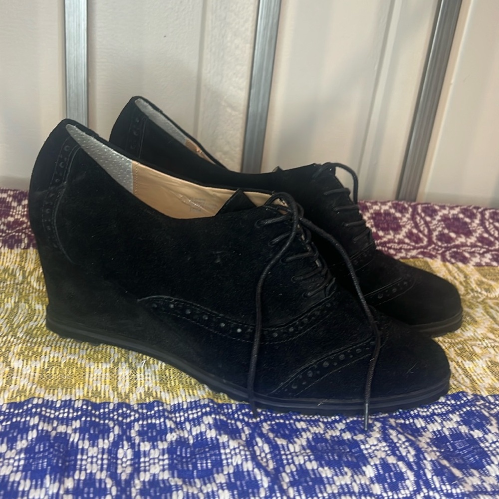 Ellen Tracy black suede wedge “wingtip” Oxford